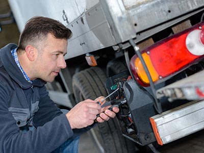 Automechanik pro opravu nákladních vozidel