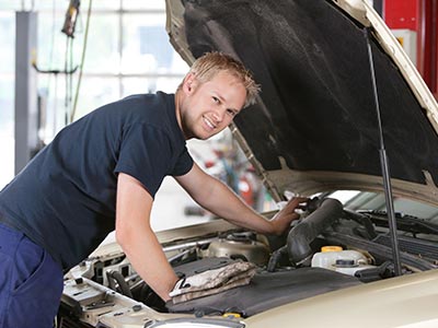 Automechanik pro opravu osobních vozidel